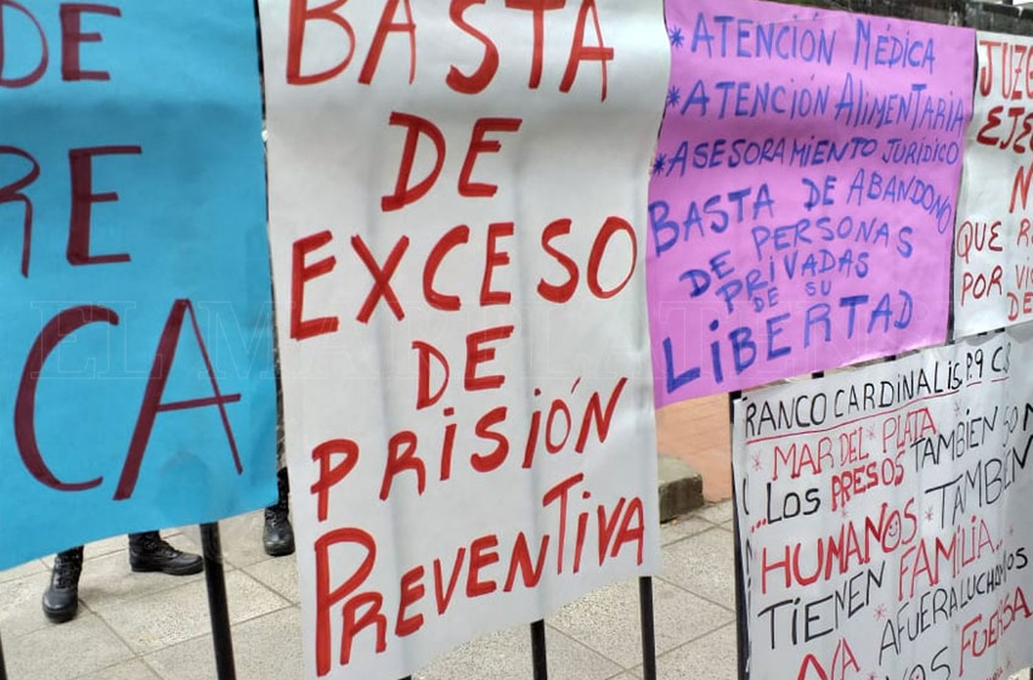 Familiares de presos en Batán reclamaron por las condiciones en las que viven