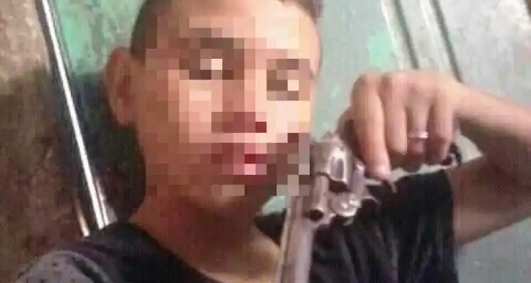 Tiene 12 años, una causa por “robo agravado en poblado y en banda” y posa con armas en Facebook