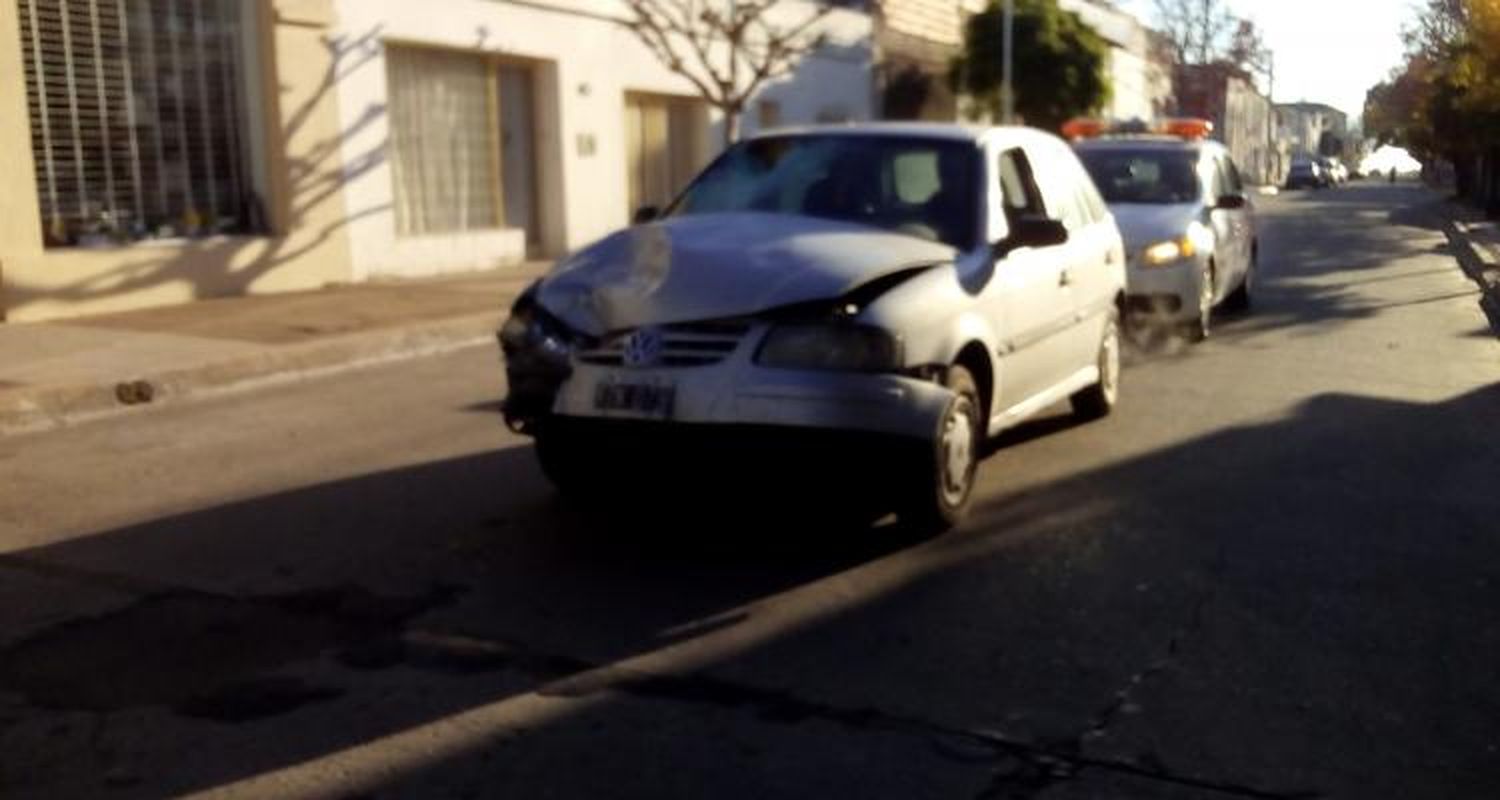Encontraron el auto que atropelló una moto y mató a un joven