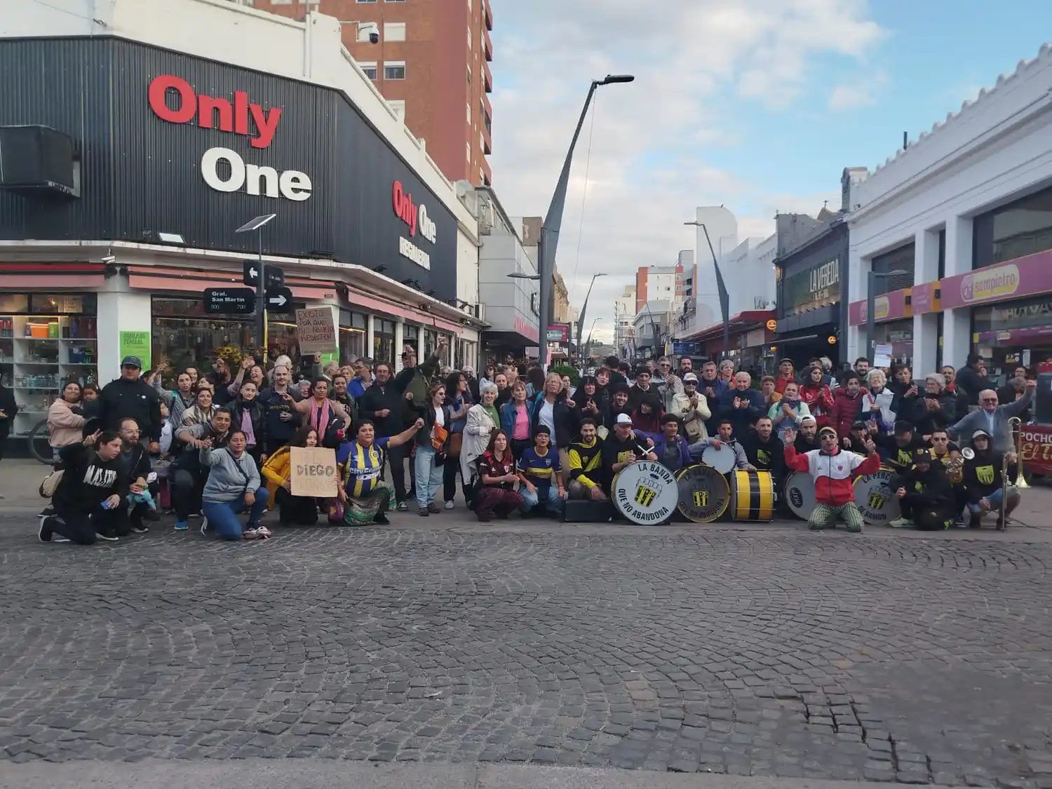 Cerca de un centenar de personas apoyaron el reclamo de los jubilados.