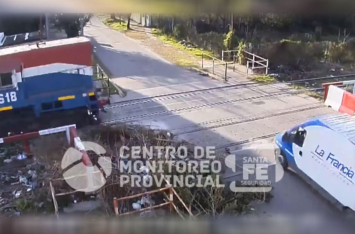 Difundieron el video del fuerte choque entre el tren y la camioneta