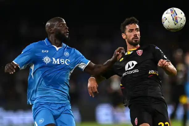 Napoli superó a Monza y sigue arriba