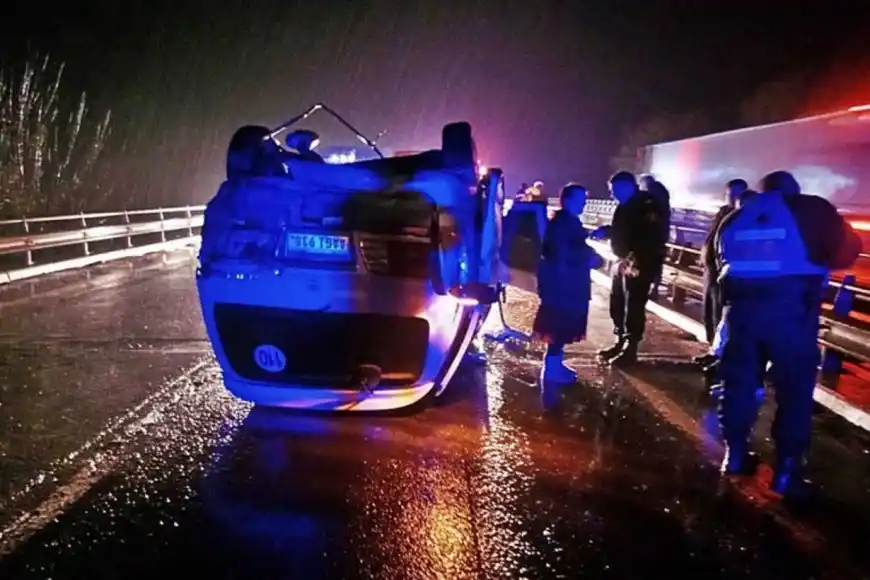 En una lluviosa noche, perdió el control de su camioneta y terminó volcando en la Autovía 14