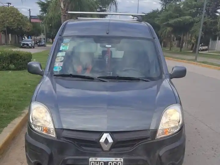 Circulaban en una Renault Kangoo que robaron en una YPF de Luján.