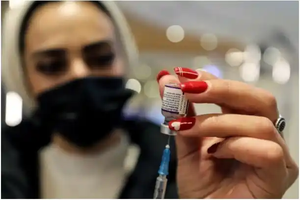 Pfizer anunció una nueva vacuna contra la variante Ómicron