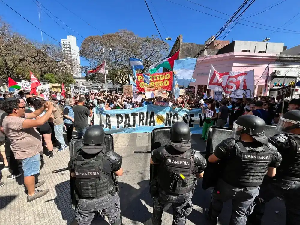 Javier Milei protagonizó otro acto accidentado de campaña en Santa Fe, con incidentes y detenidos