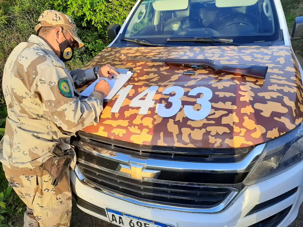 La brigada Gualeguaychú interceptó a un hombre que iba en moto con un arma en la mano