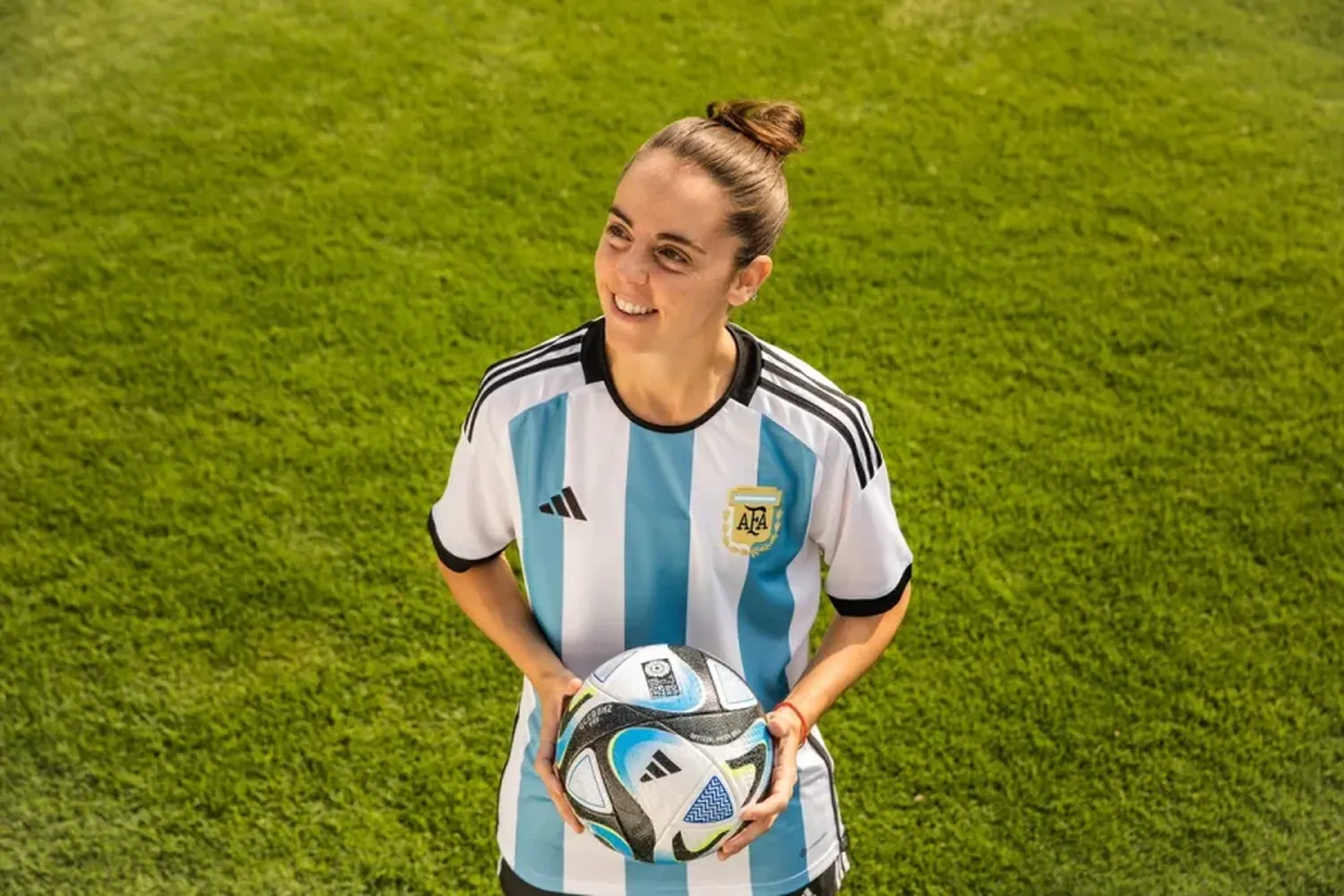 Mariana Larroquette, jugadora de la Selección Argentina, posa con la pelota del Mundial