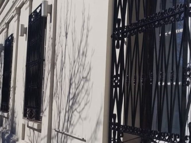 Realizan tareas de mantenimiento en el frente del Museo Histórico Municipal