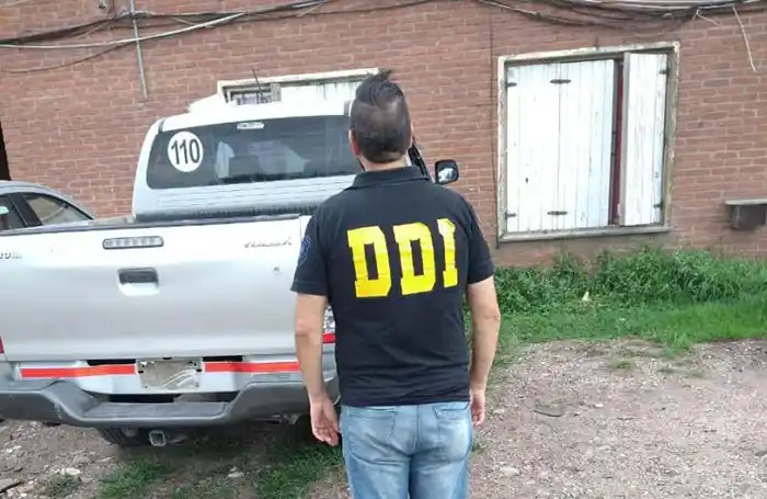 Allanan una escuela rural y secuestran herramientas