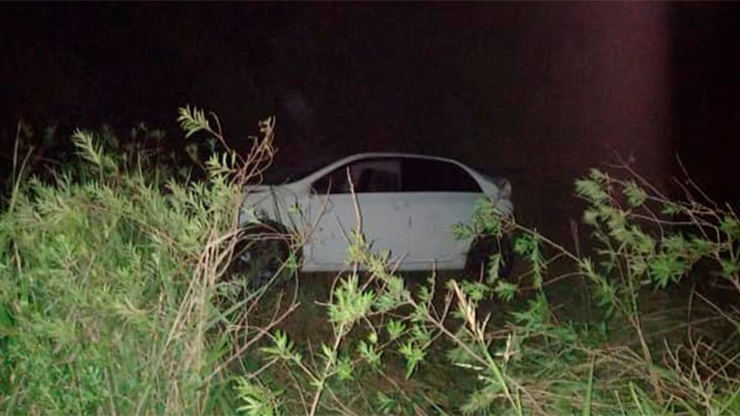 Perdió el control del auto, mordió la banquina y terminó volcando