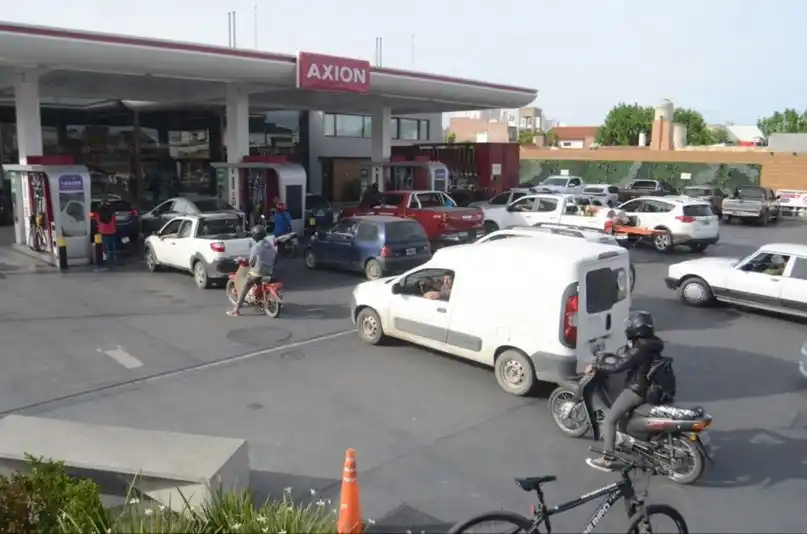 Largas filas en la Axion en Alem y Perú. Bahía Blanca.