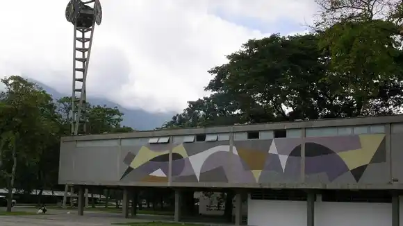 Estudiantes de la UCV denuncian LAS PRECARIAS CONDICIONES de la «casa que vence las sombras»