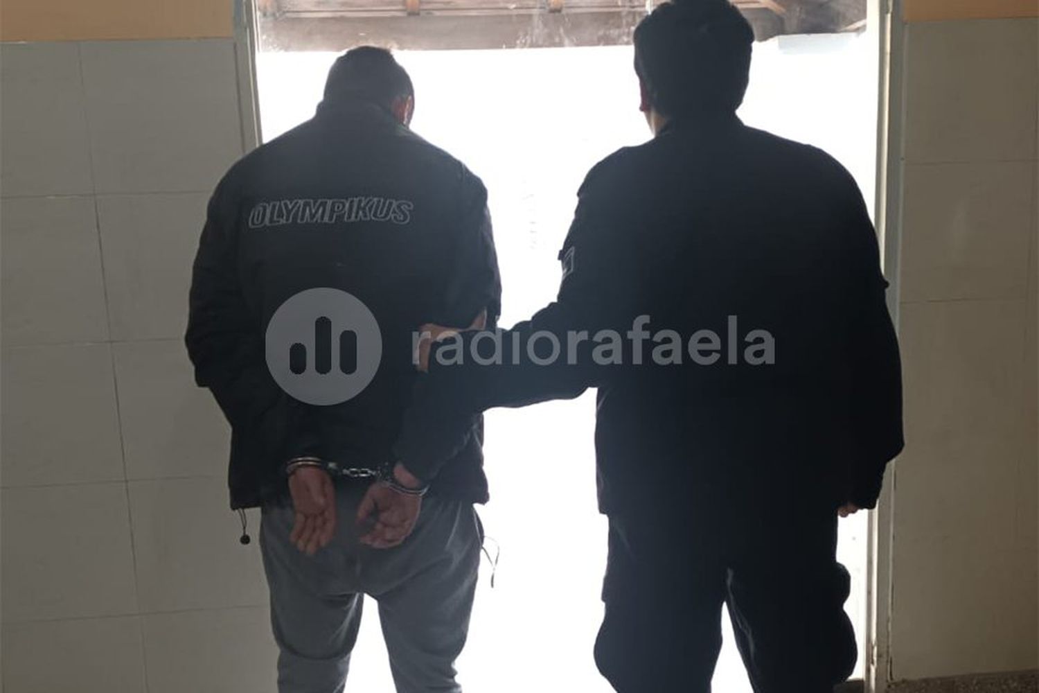 Desde una ventana, un vecino lo vio husmeando en los autos de la calle