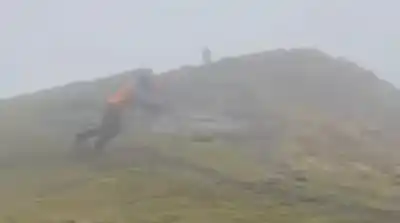 Intentó caminar con vientos de 185 km/h: el insólito reto de un fotógrafo en Francia