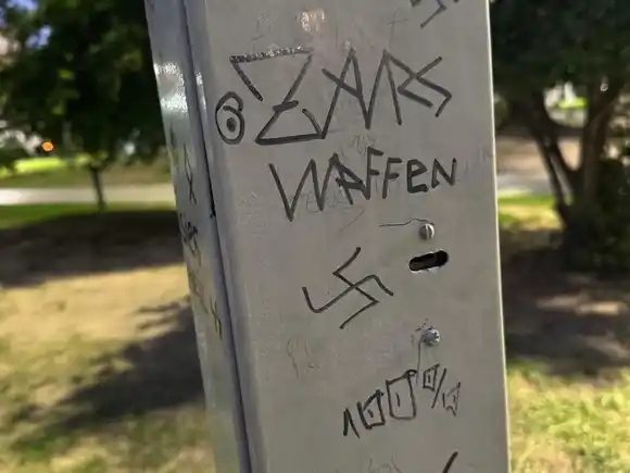 La DAIA denunció que atacaron con mensajes antisemitas un monumento