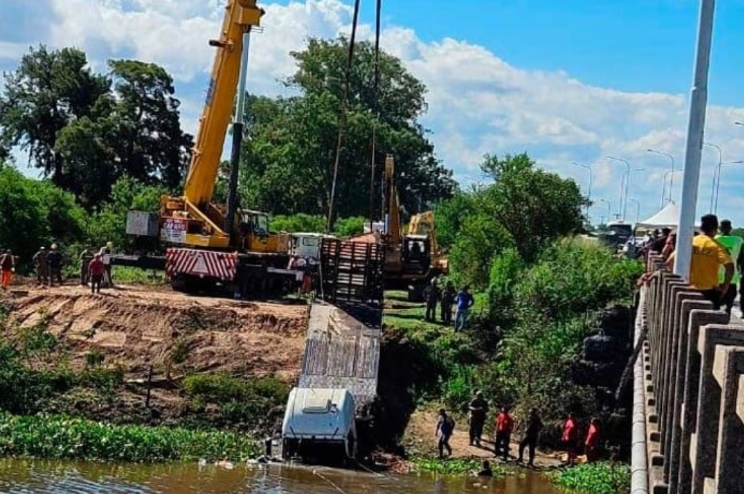 Cerca de las 16 horas una grúa logró rescatar el vehículo.