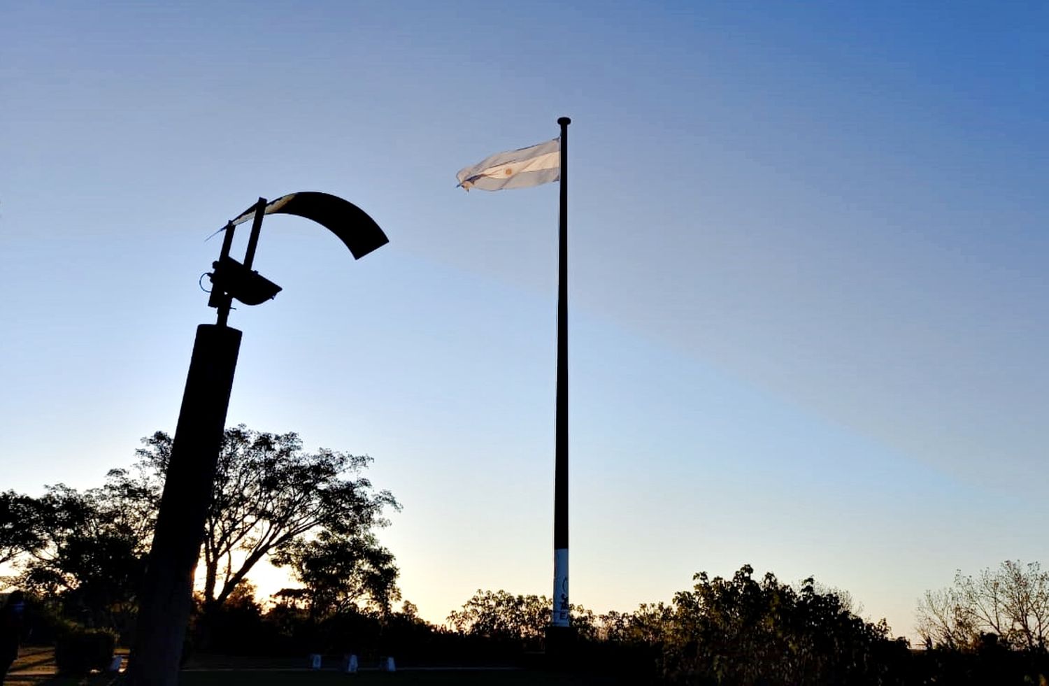 Repusieron la bandera Argentina robada en el nuevo boulevard