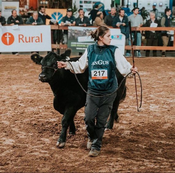 Una tandilense de 21 años fue la única mujer en salir a la pista en la Expo Angus de Palermo