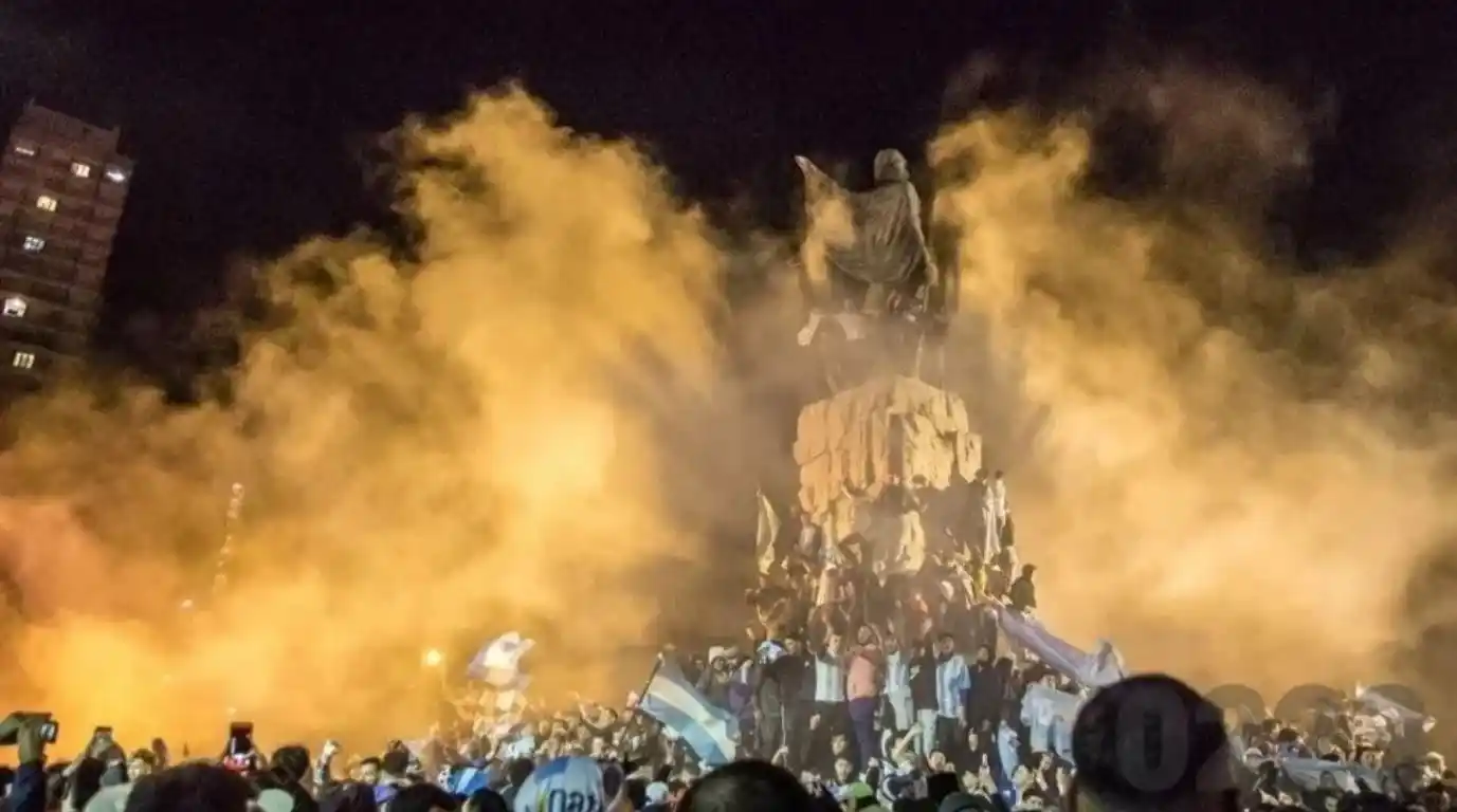 Dicen que "apareció" Maradona en los festejos marplatenses de la Copa América