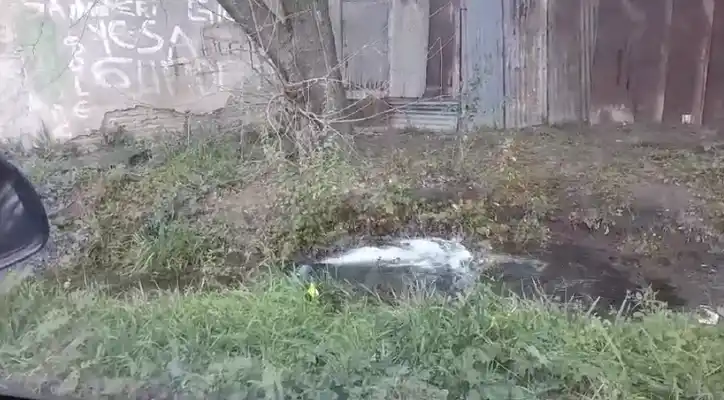 Caño roto en el barrio Los Aromitos