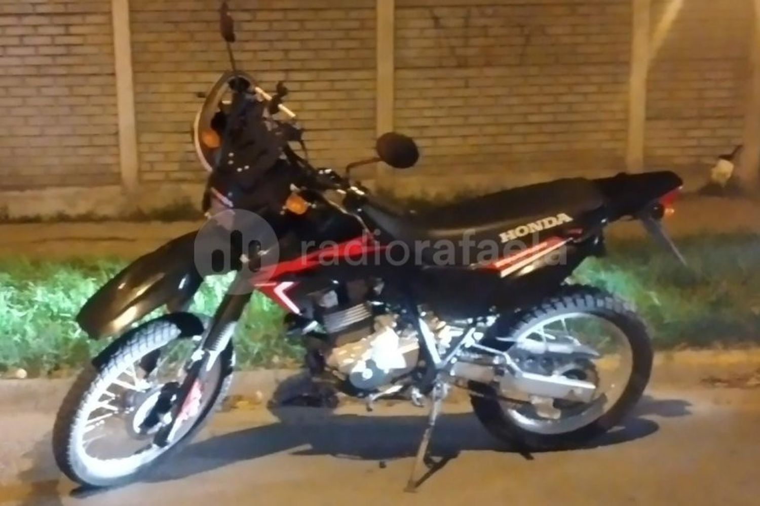 En la madrugada, caminaban con una moto a la par: era robada