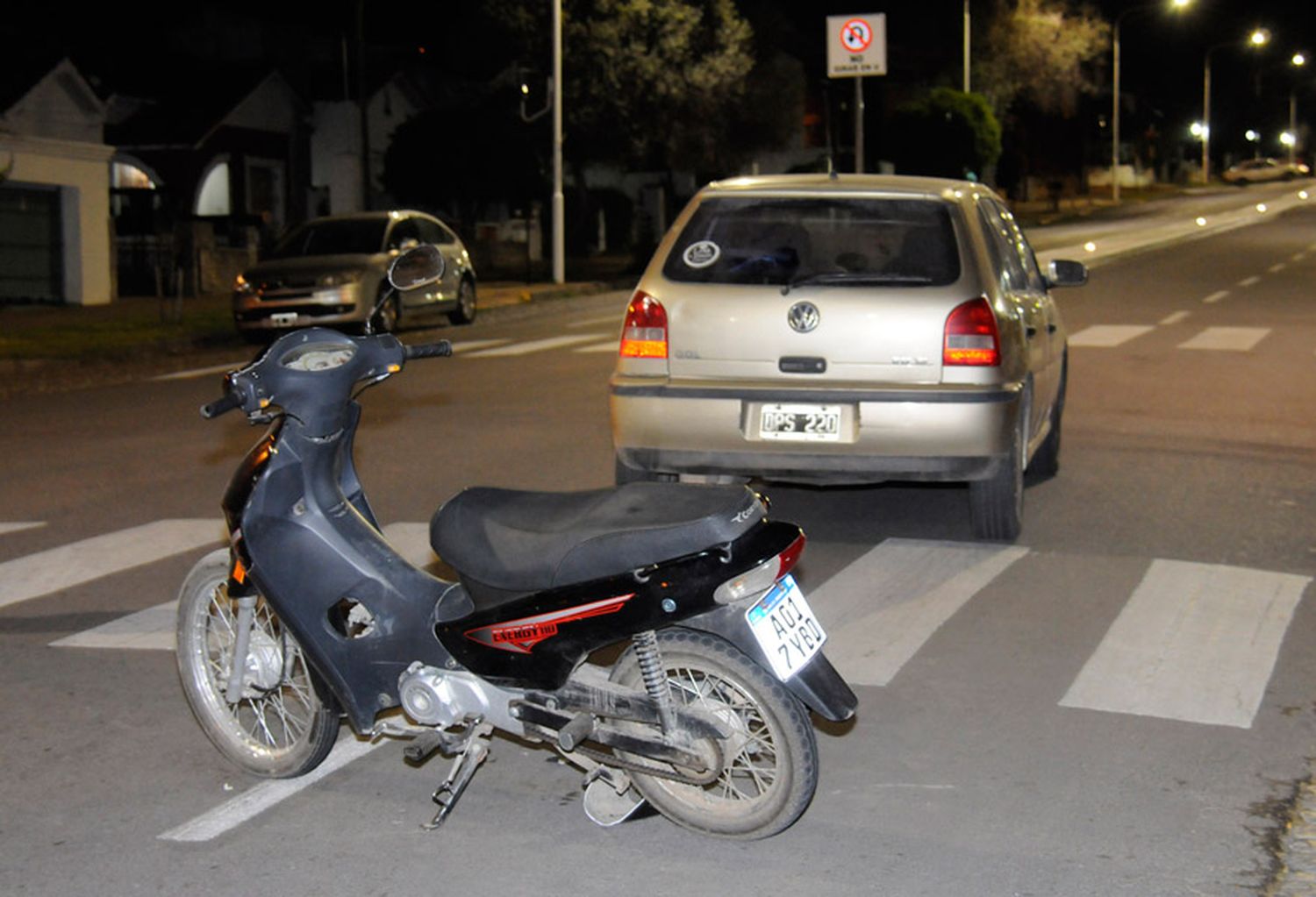 Una mujer sufrió traumatismo de cráneo tras chocar con su moto