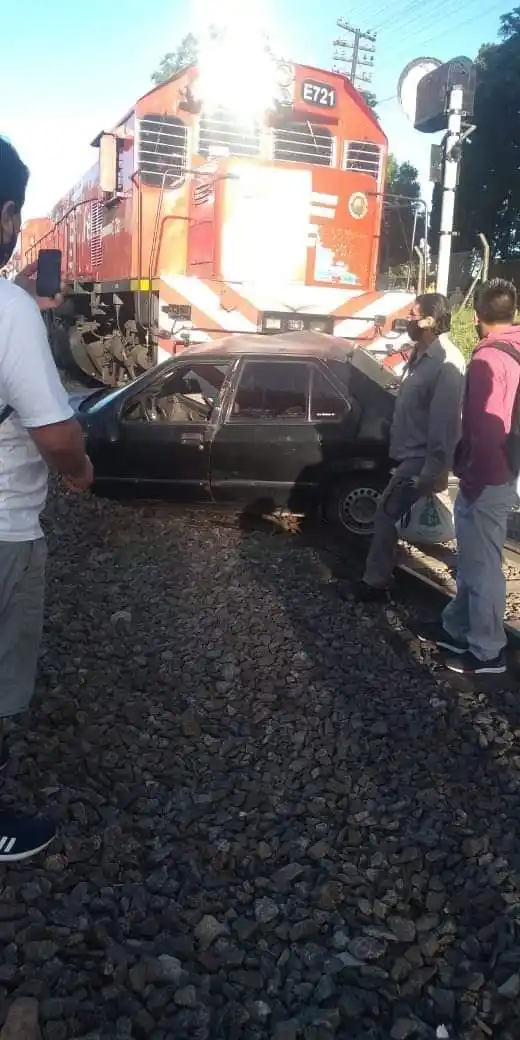 Video: Se le quedó el auto atascado en las vías y lo terminó embistiendo un tren en San Isidro