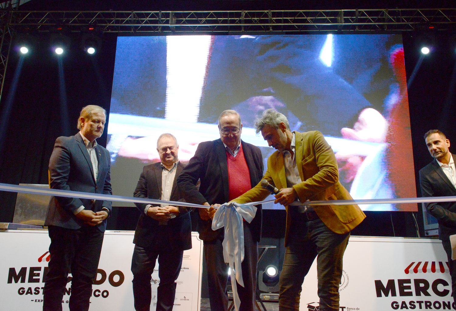 El Intendente Miguel Lunghi cortando la cinta junto a Carlos Mellano, Alejandro Arhex y Nicolás Funaro.