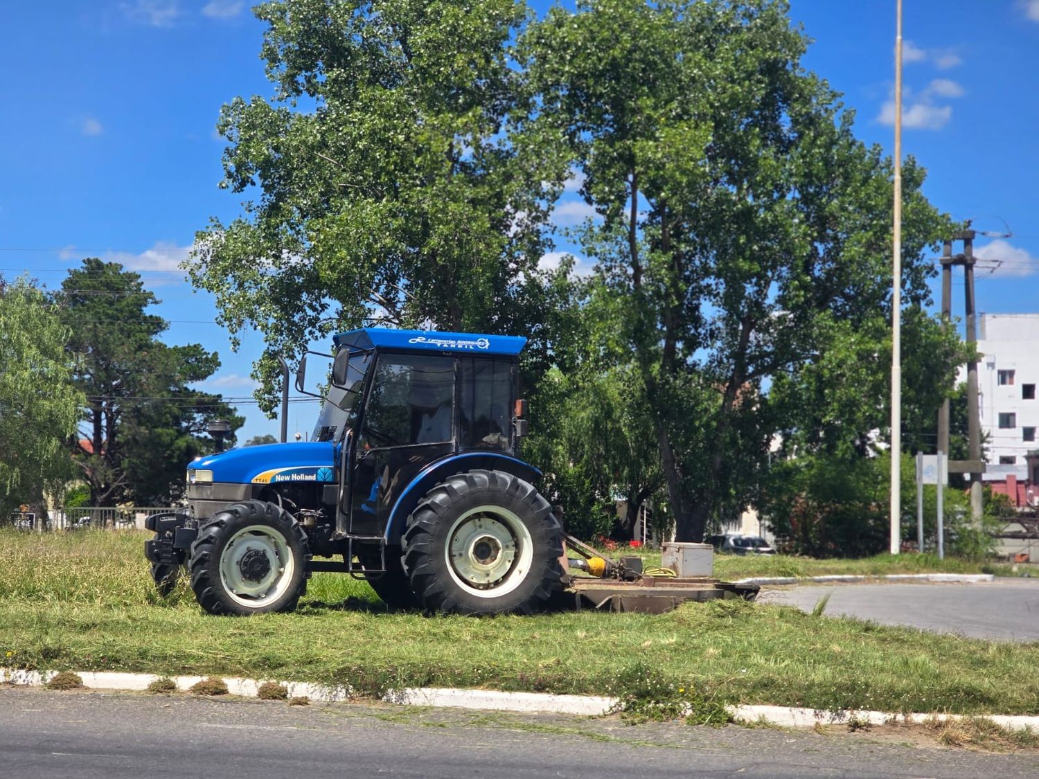 El Municipio cortó el césped de la ruta 226 "ante la falta de respuesta de la empresa concesionaria"