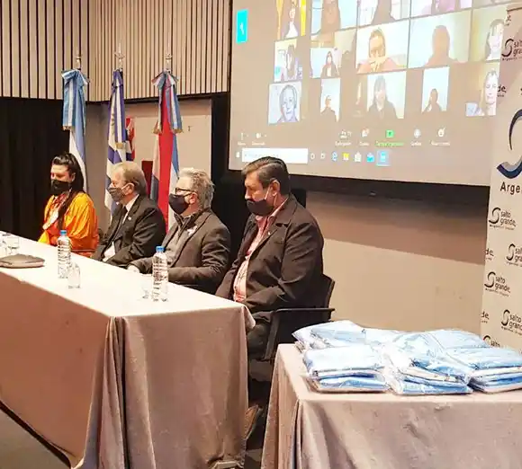 La delegación Argentina ante  CTM entregó banderas de flameo  a establecimientos educativos