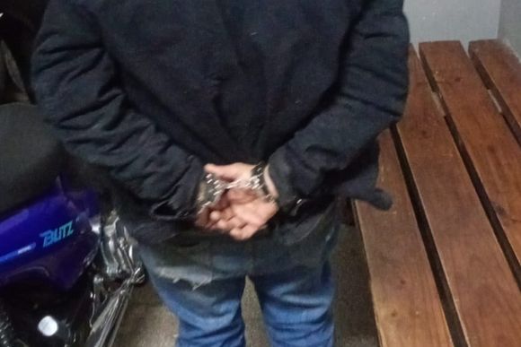 Detuvieron a un hombre con un cuchillo sospechado de robar una cubierta en Fisherton