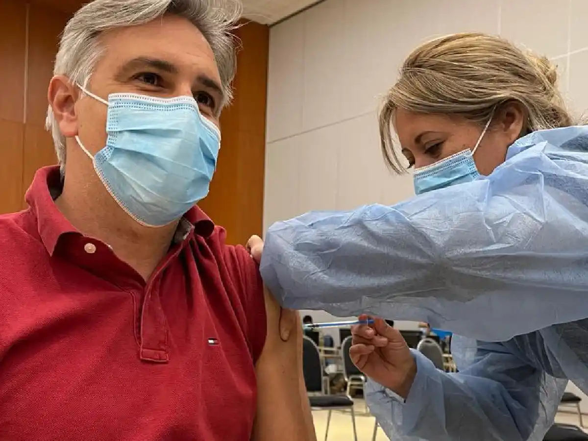 Martín Llaryora se vacunó contra el covid este lunes 