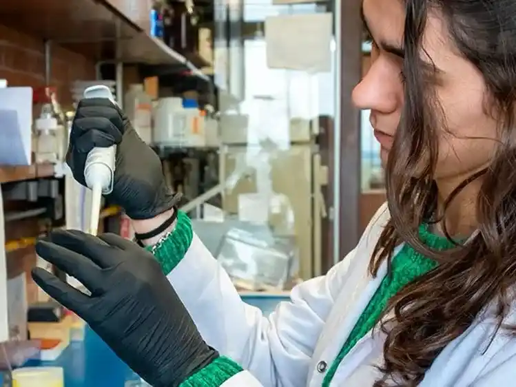 Una investigación de la UBA desarrolla un método para detectar el maltrato infantil a través de la saliva