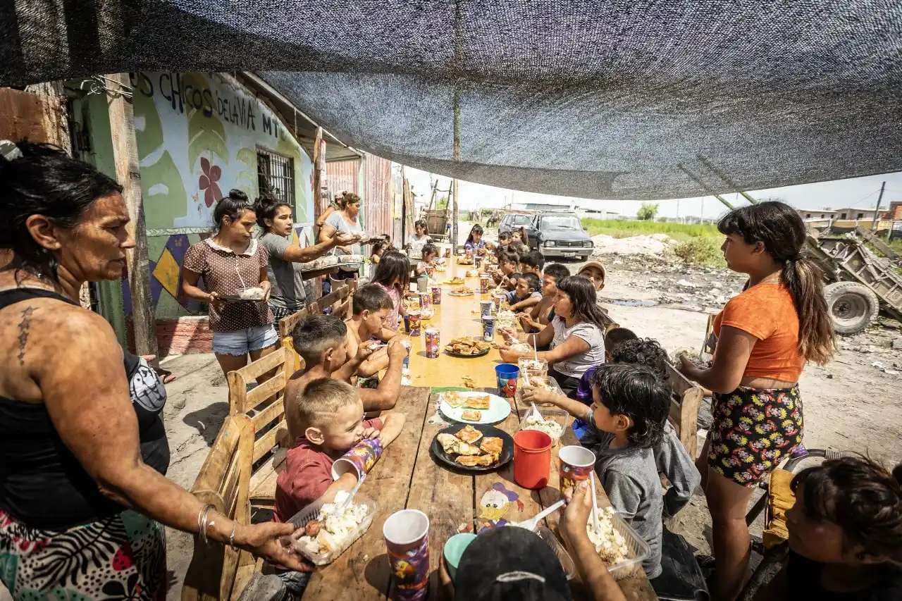 Los chicos de la Vía está ubicado en el barrio 17 de Octubre, Lomas de Zamora.
