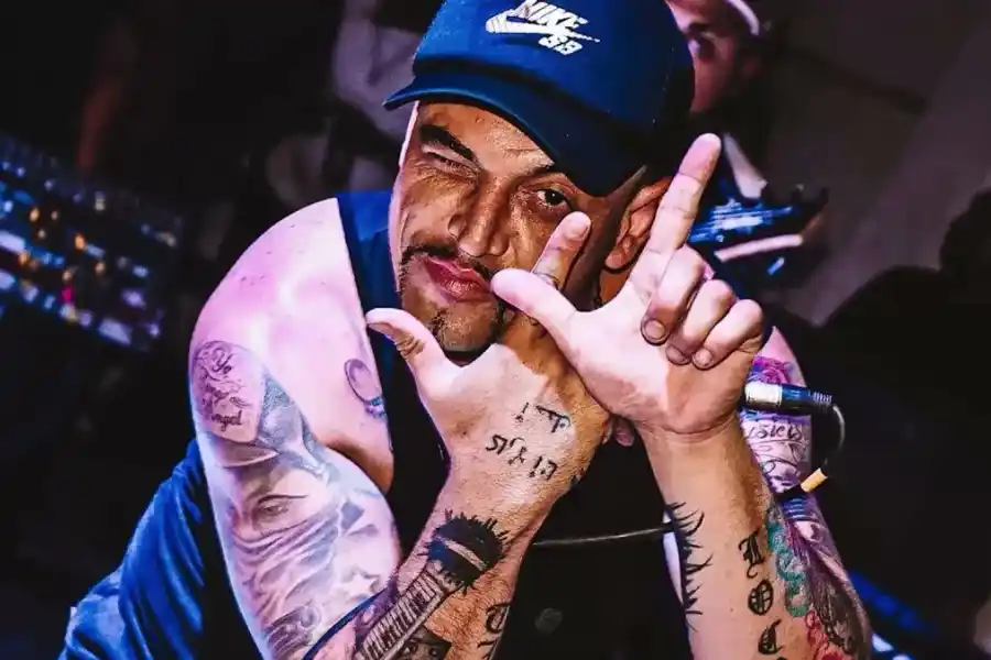 Detuvieron al cantante de La Liga por abuso sexual de menores