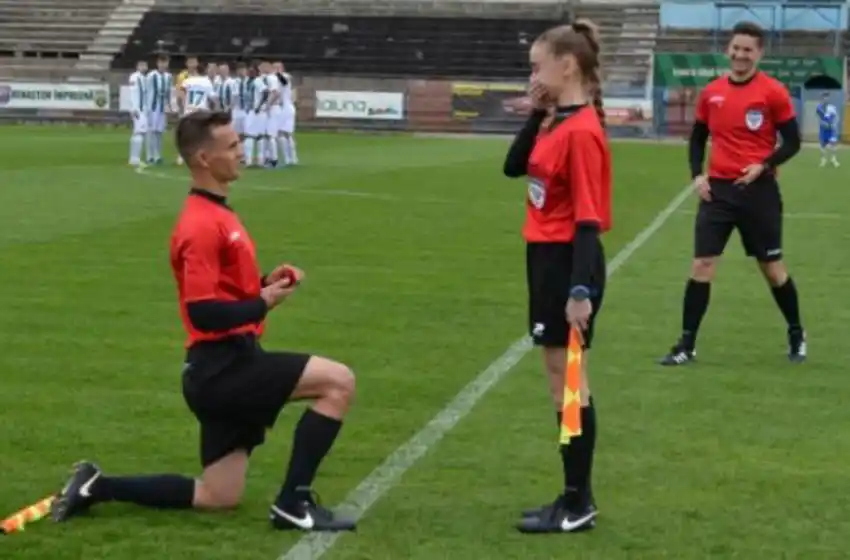 La original propuesta de matrimonio de un árbitro a su jueza de línea en Rumania