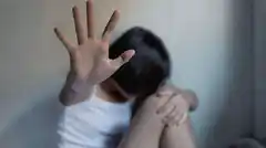 Un joven engañó a su vecina de 13 años, la encerró en el baño y abusó de ella