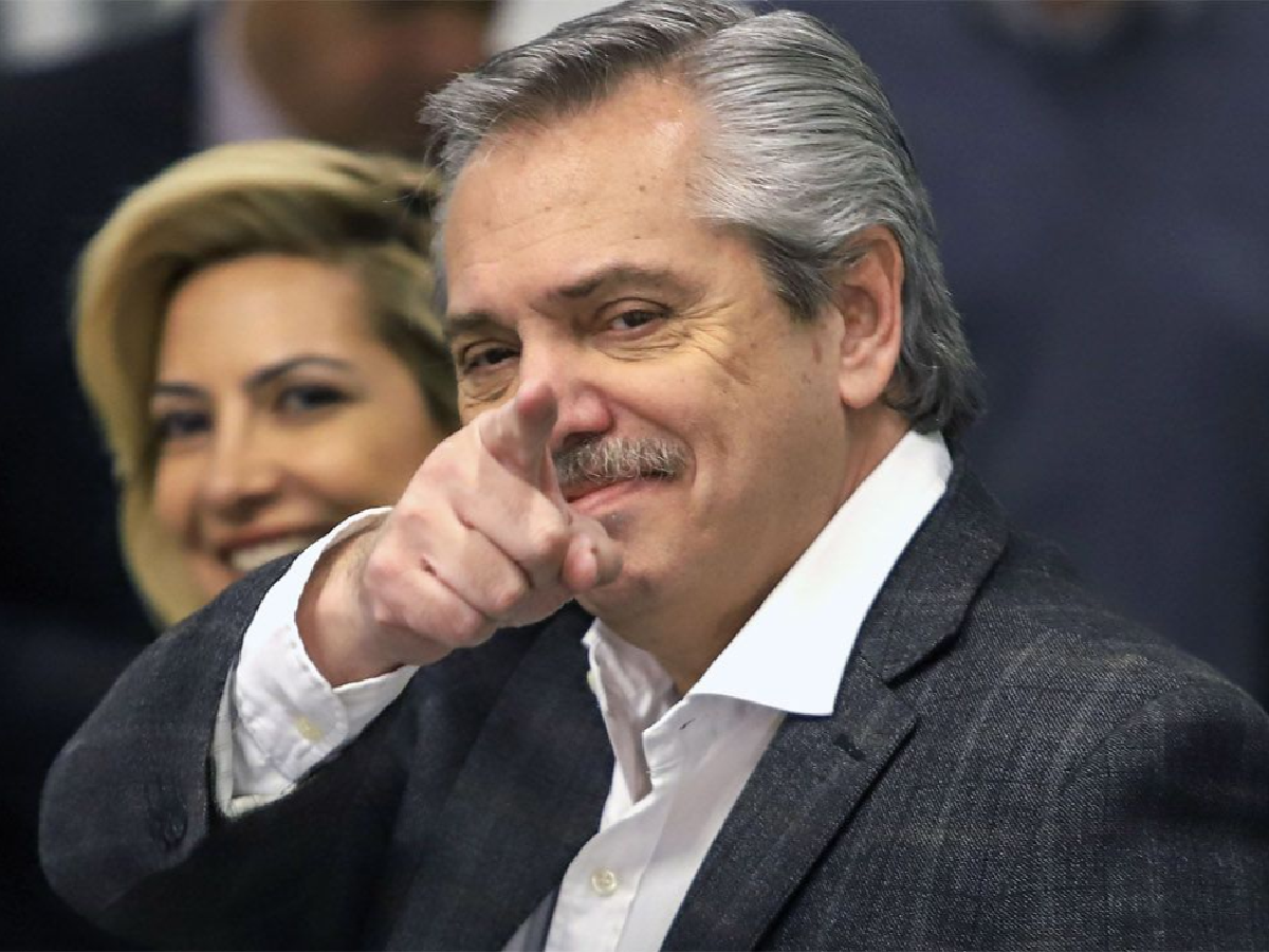 The Economist dijo que Fernández "actuó rápido" y en "perfecto opuesto" a las políticas de Macri