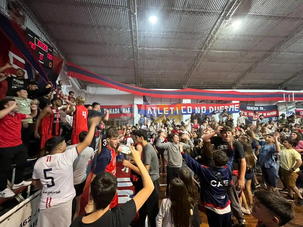 La fiesta es azulgrana: Atlético se quedó con el clásico y el pase a semifinales