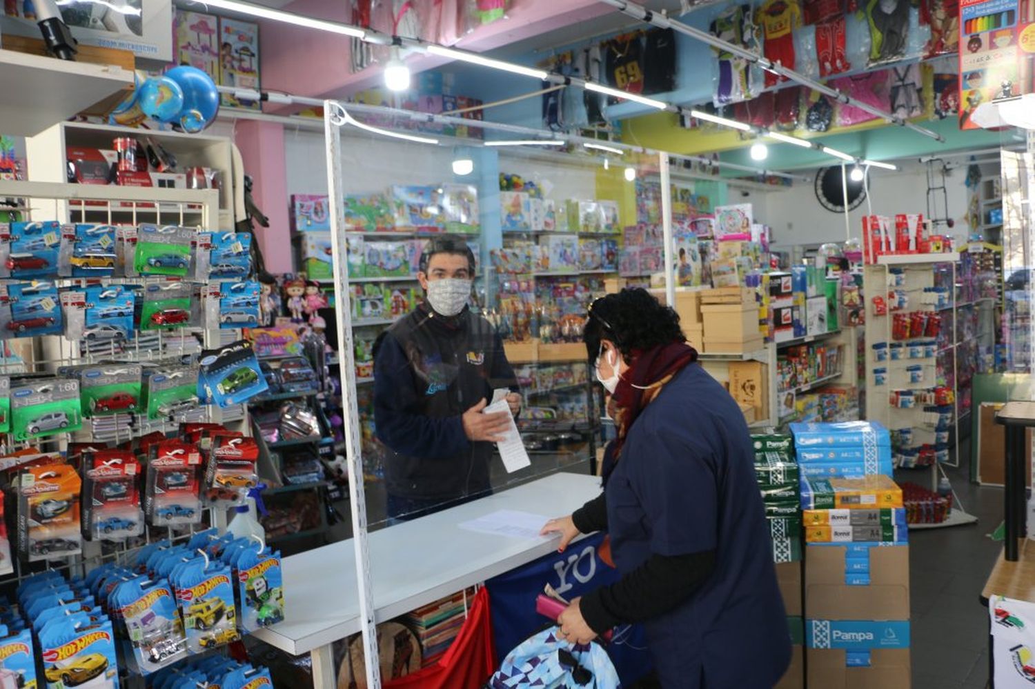 Juguetería y librería de la zona céntrica montó un operativo especial de seguridad contra el Covid-19.