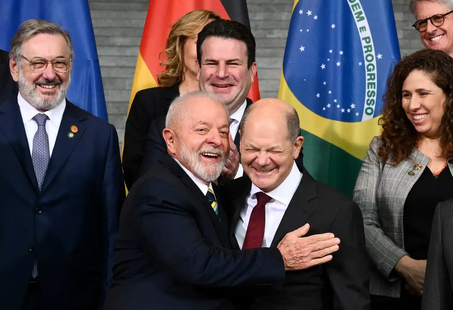 El presidente de Brasil, Luiz Inácio Lula da Silva, y el canciller alemán Olaf Scholz, durante las consultas del gobierno germano-brasileño en la Cancillería de Berlín.