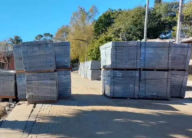 Crecen las quejas por la parálisis en la obra de adoquinado en la costa