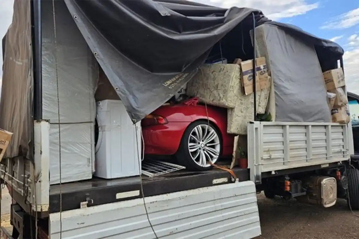 El BMW iba oculto en una mudanza.
