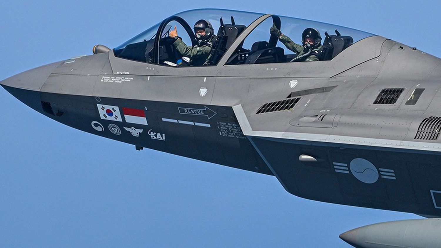 Comandante de la Fuerza Aérea Polaca voló en uno de los prototipos biplaza del KF-21 Boramae. Foto: KAI.