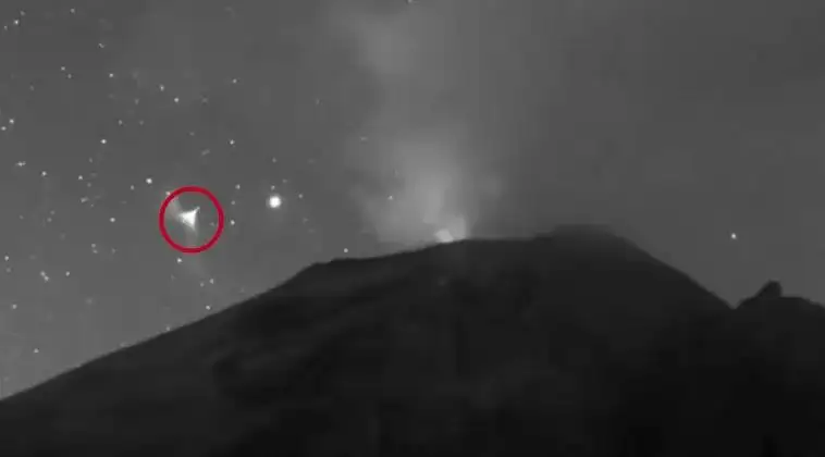 Captan una extraña luz triangular sobrevolando por encima de un volcán