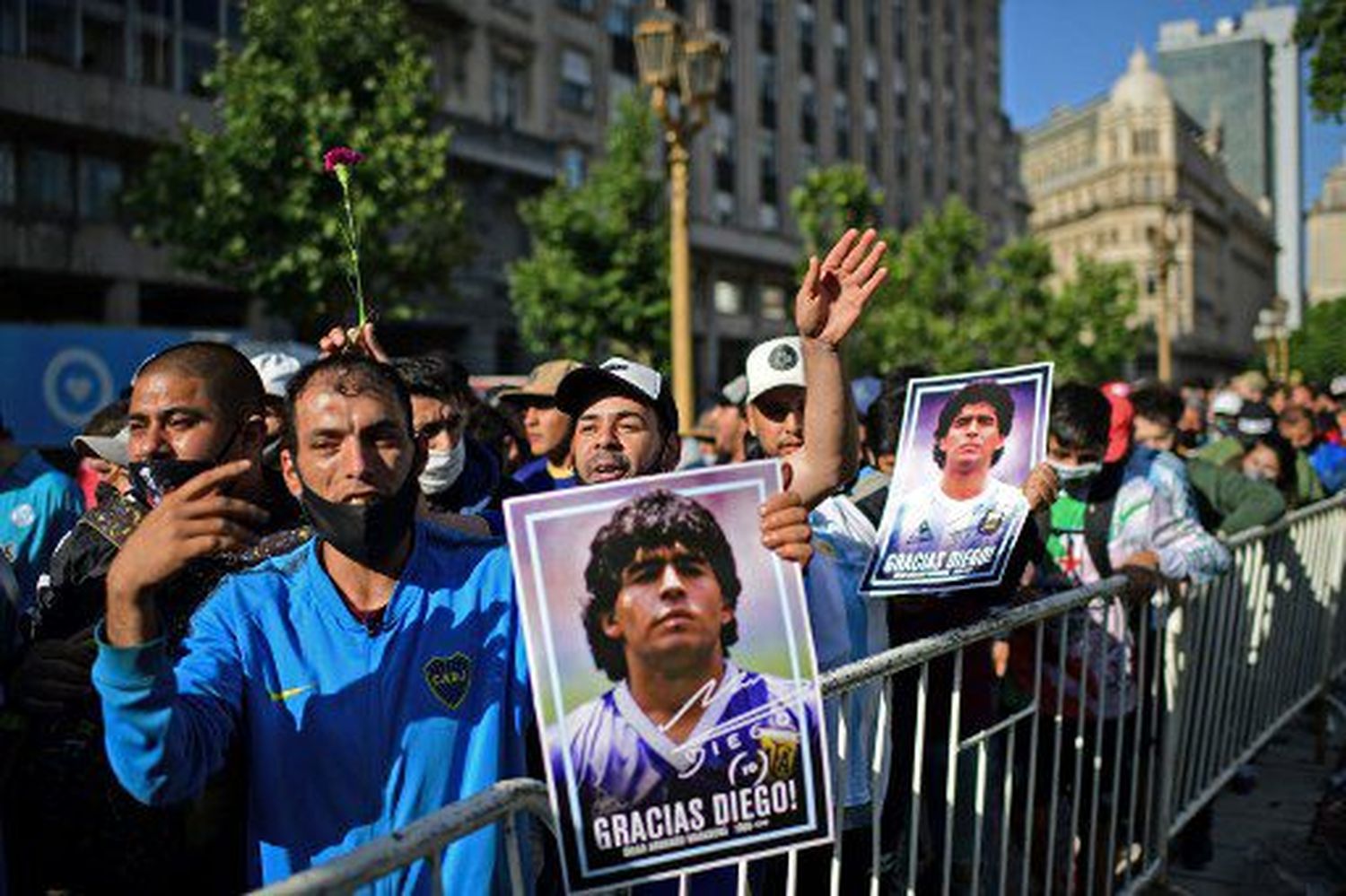 Entre CÁNTICOS, BANDERAS Y APLAUSOS argentinos despiden a Diego Armando Maradona (+ Fotos)