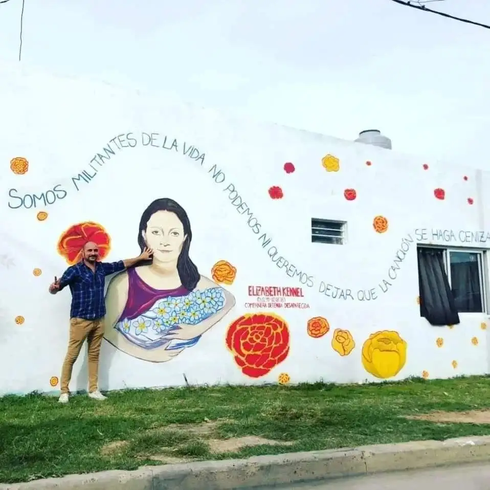 Simón Medina, junto a un mural que recuerda a su mamá, Elizabeth.