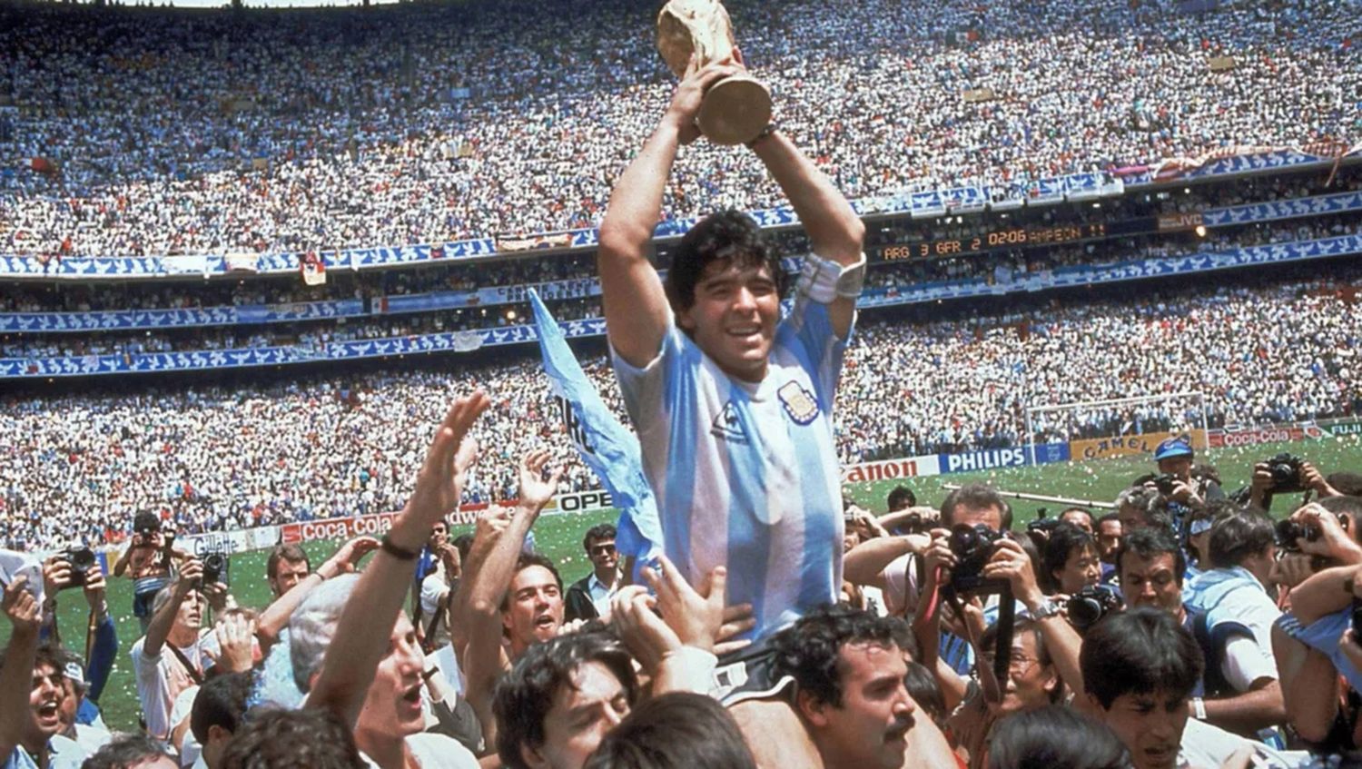 Emblemática imagen que el fútbol argentino nunca olvidará: Diego en andas a poco de la consagración. Foto: Reuters.