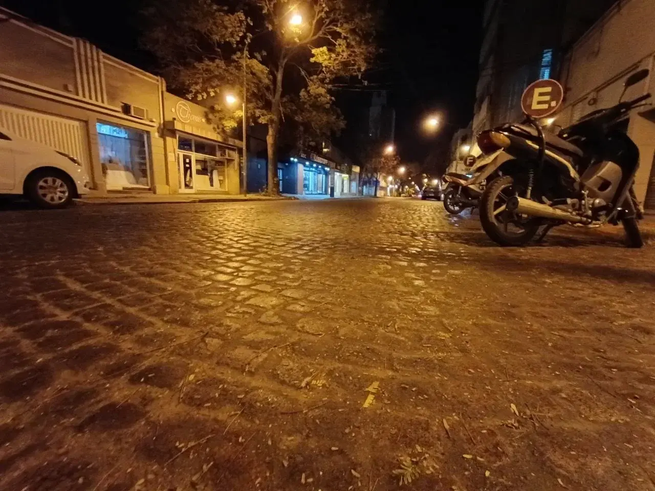 Los adoquines del centro, mojados por la humedad | Crédito: Radio Rafaela